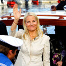 Kronprinsparet forlater Grimstad i sjalupp tilbake til Kongeskipet (Foto: Gorm Kallestad / Scanpix)